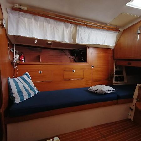 Cozy Sailboat In Barcelona!! No Showers Сант Адриа де Бесос Екстериор снимка