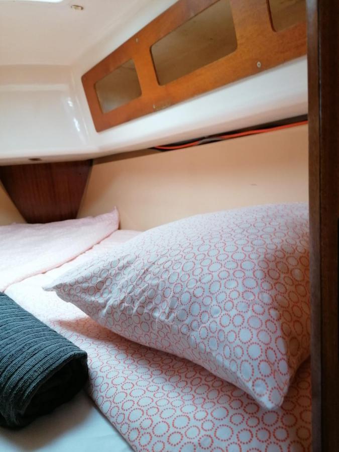Cozy Sailboat In Barcelona!! No Showers Сант Адриа де Бесос Екстериор снимка