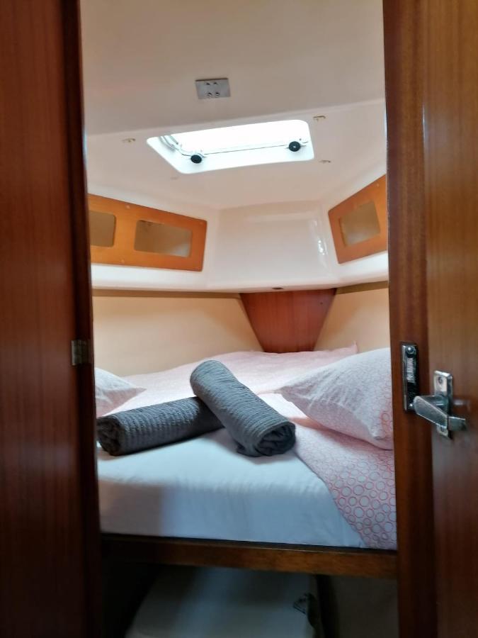 Cozy Sailboat In Barcelona!! No Showers Сант Адриа де Бесос Екстериор снимка