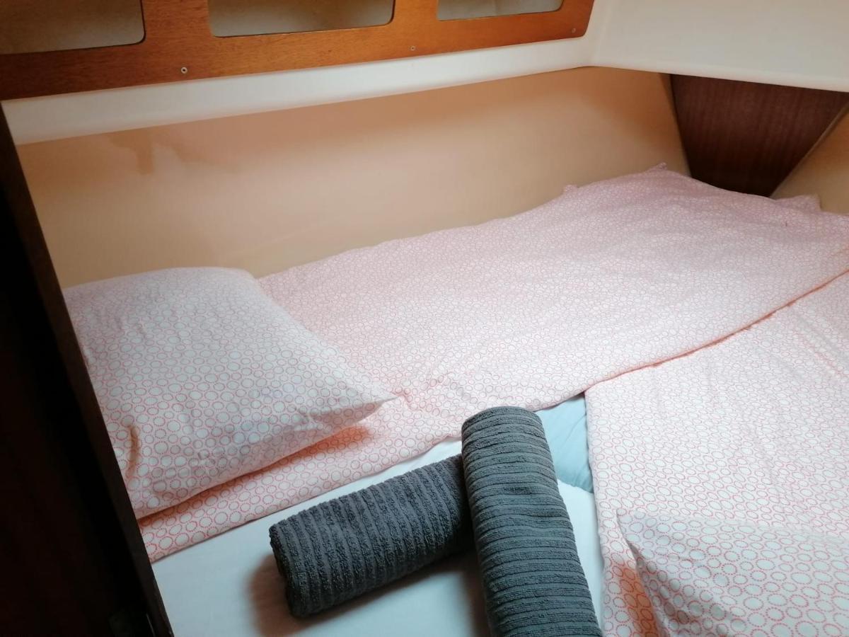 Cozy Sailboat In Barcelona!! No Showers Сант Адриа де Бесос Екстериор снимка